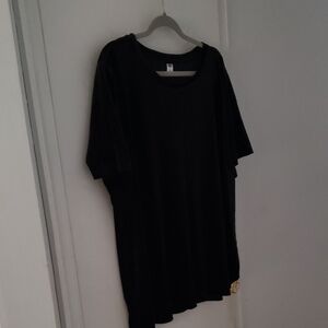 Old Navy Black T-Shirt with Subtle Gold Tag Detail
